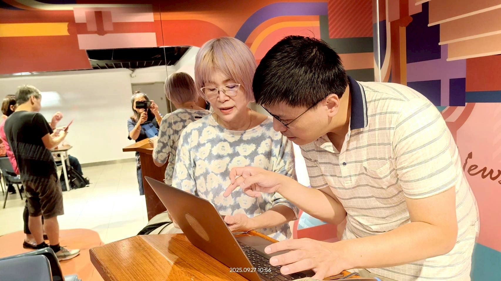 課程活動照片:講師與學員使用筆記型電腦